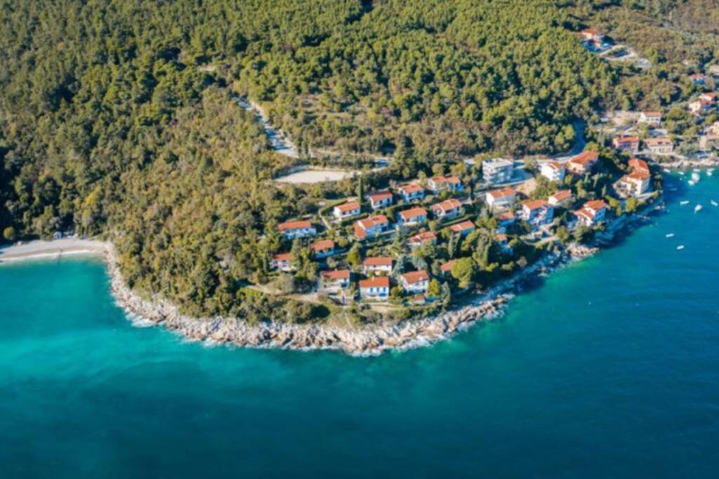 Apartment By The Sea- Santa Marina Raša Exteriör bild