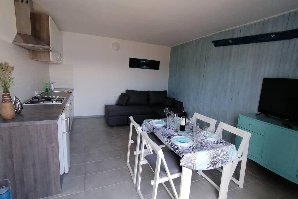 Apartment By The Sea- Santa Marina Raša Exteriör bild